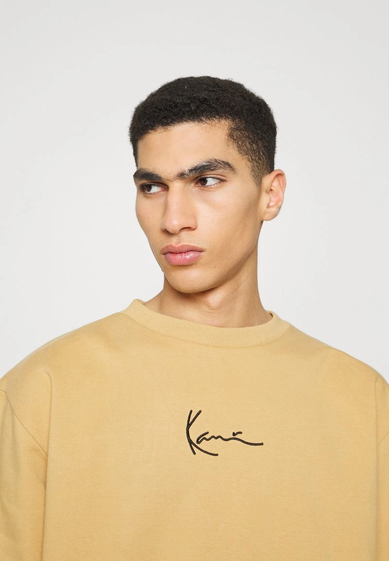Karl Kani SMALL SIGNATURE CREW UNISEX - Sweatshirt - Sand 7 Karl Kani SMALL SIGNATURE CREW UNISEX - Sweatshirt - Sand – Bild 5
