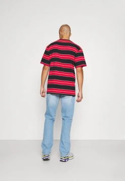 Karl Kani ORIGINALS STRIPE TEE UNISEX - T-Shirt Print - Red/black/green 4 Karl Kani ORIGINALS STRIPE TEE UNISEX - T-Shirt Print - Red/black/green -Outlet KARL KANI Store 3001b7a9d2454a6bba92afa109e2114c