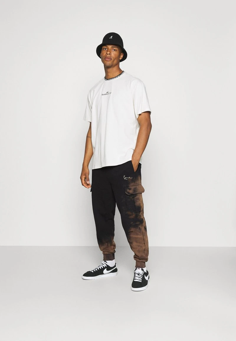 SMALL SIGNATURE BLEACHED UNISEX - Jogginghose - black Karl Kani SMALL SIGNATURE BLEACHED UNISEX - Jogginghose - Black -Outlet KARL KANI Store 301cd511ba7e4d2594288b0b64b3aeec
