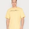 Karl Kani AUTOGRAPH PINSTRIPE TEE UNISEX - T-Shirt Print - Yellow 2 Karl Kani AUTOGRAPH PINSTRIPE TEE UNISEX - T-Shirt Print - Yellow -Outlet KARL KANI Store 30bff7687e144ec589f3c3130ea79bfc