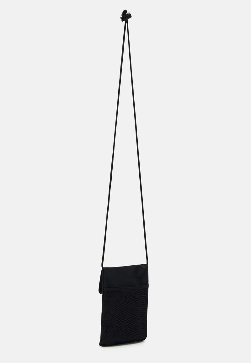 SIGNATURE POUCH BAG UNISEX - Umhängetasche - black Karl Kani SIGNATURE POUCH BAG UNISEX - Umhängetasche - Black -Outlet KARL KANI Store 30c0f3651f234a7a953cbcf418ce002f