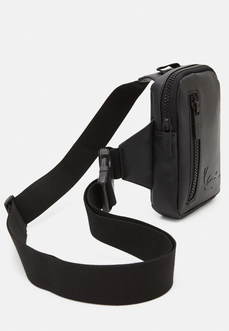 SIGNATURE CROSSBODY BAG UNISEX - Umhängetasche - black Karl Kani SIGNATURE CROSSBODY BAG UNISEX - Umhängetasche - Black -Outlet KARL KANI Store 33e4a65ffeb04fe09409fcefbe4f7595