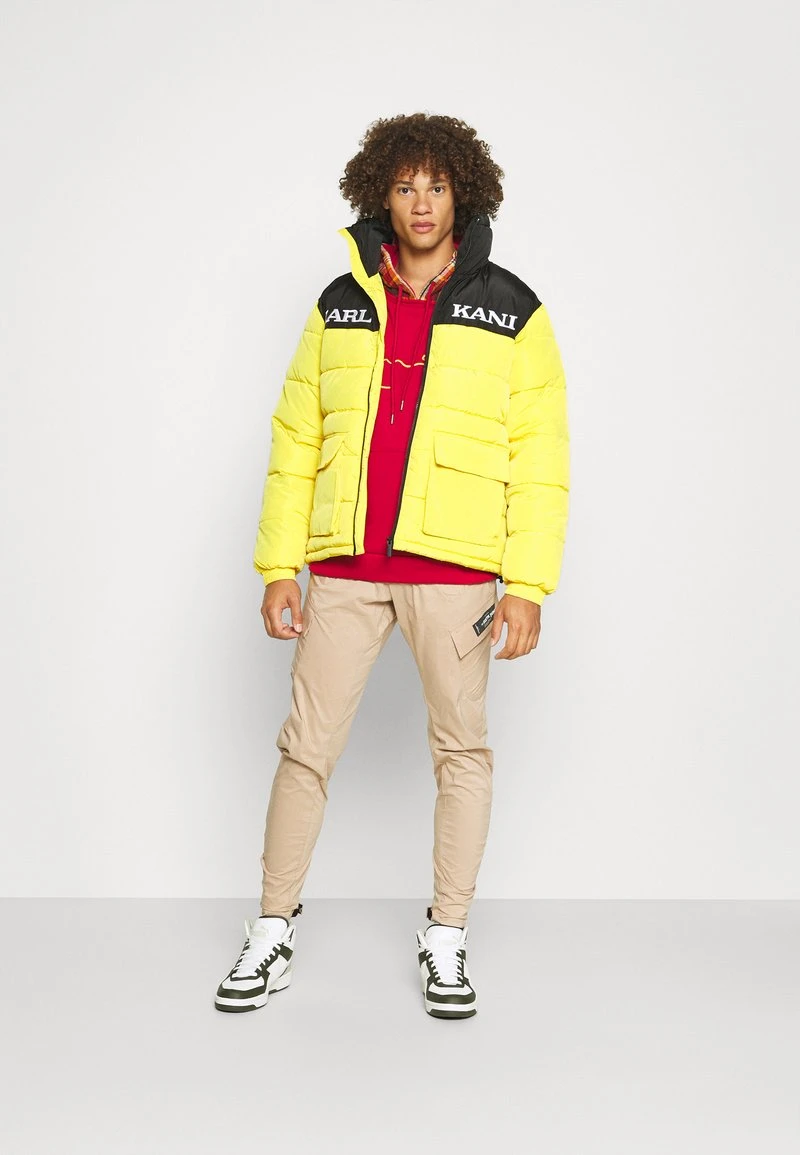 Karl Kani RETRO BLOCK PUFFER JACKET UNISEX - Winterjacke - Black/yellow 4 Karl Kani RETRO BLOCK PUFFER JACKET UNISEX - Winterjacke - Black/yellow – Bild 2