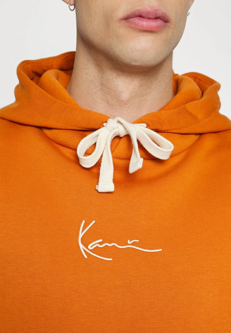Karl Kani SMALL SIGNATURE HOODIE UNISEX - Sweatshirt - Cognac 8 Karl Kani SMALL SIGNATURE HOODIE UNISEX - Sweatshirt - Cognac – Bild 6