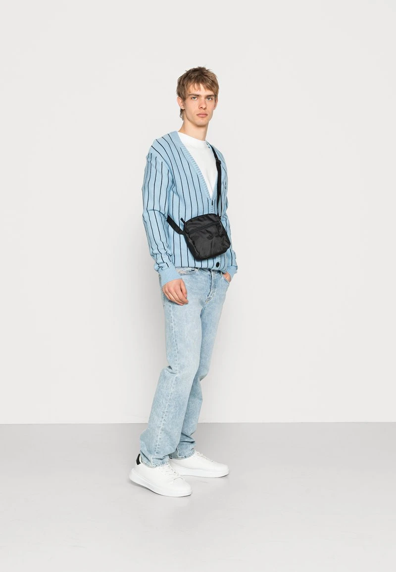 Karl Kani PINSTRIPE CARDIGAN UNISEX - Strickpullover - Light Blue 4 Karl Kani PINSTRIPE CARDIGAN UNISEX - Strickpullover - Light Blue – Bild 2