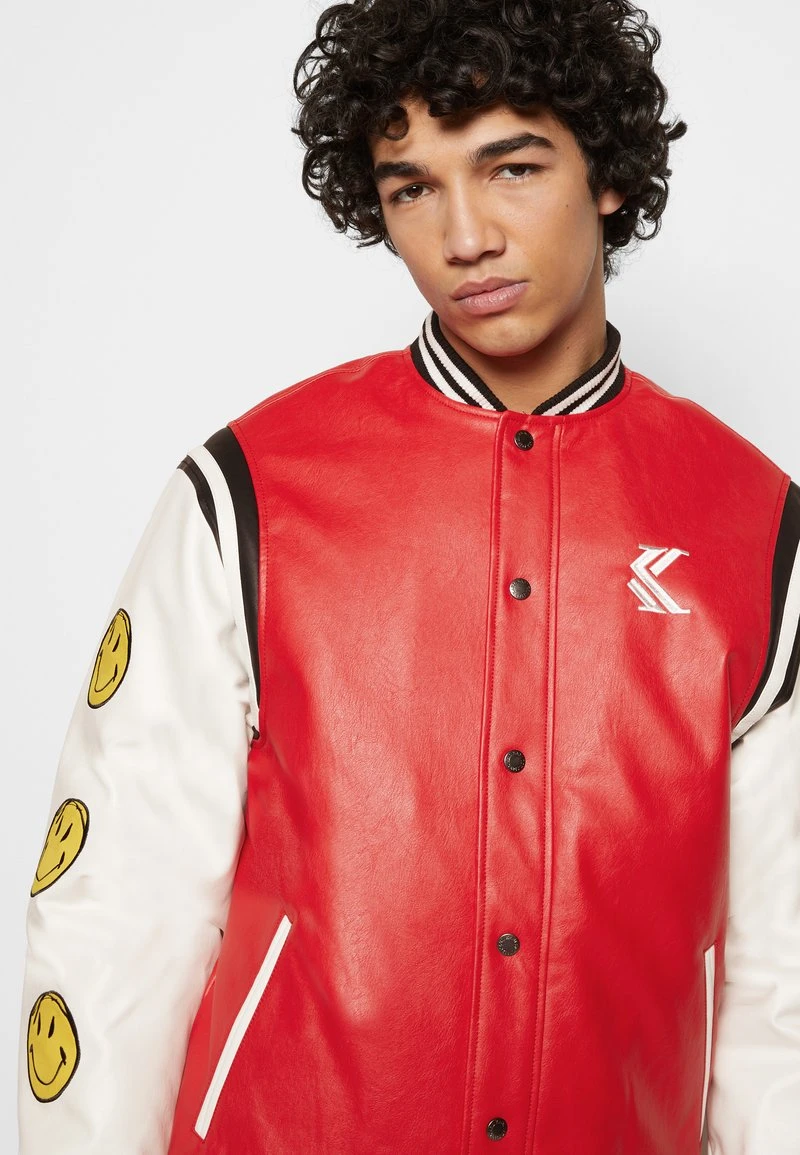 KARL KANI X SMILEY® COLLEGE JACKET - Kunstlederjacke - red KARL KANI X SMILEY® COLLEGE JACKET - Kunstlederjacke - Red, Herren -Outlet KARL KANI Store 3705f09c8cb24eb4b61d37d74274e767