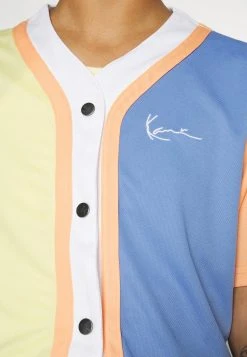 Karl Kani CHEST SIGNATURE BLOCK SHORT BASEBALL - T-Shirt Print - Blue, Damen -Outlet KARL KANI Store 38bcb8e42fda4526a0c042529e7271b2