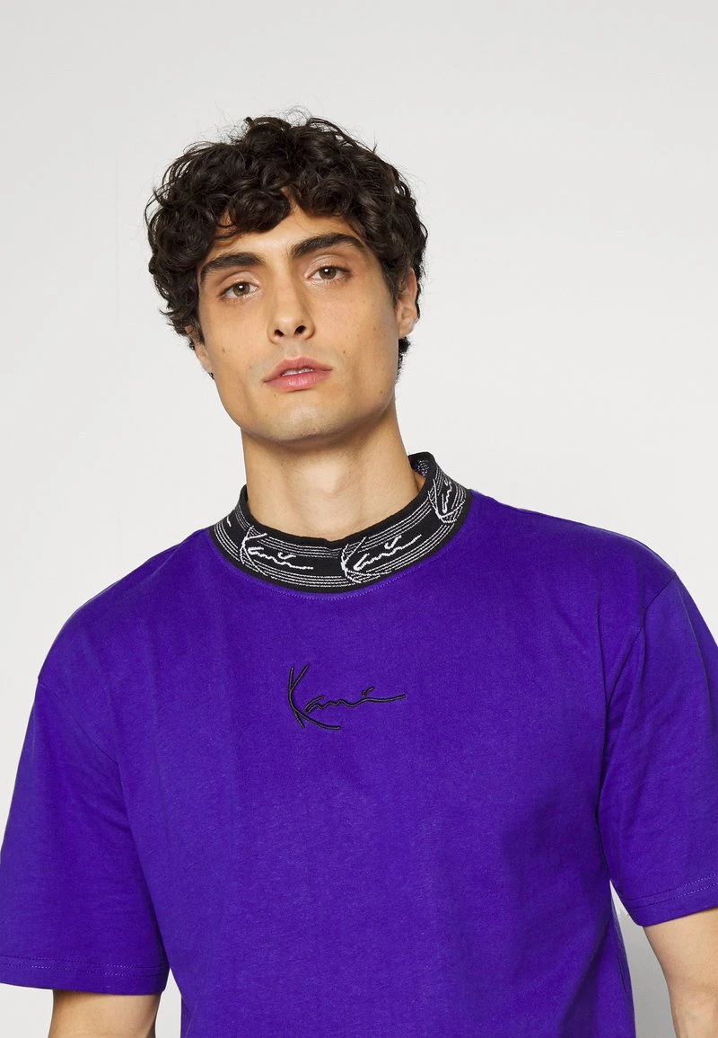 Karl Kani SMALL SIGNATURE TAPE TEE UNISEX - T-Shirt Print - Lilac 7 Karl Kani SMALL SIGNATURE TAPE TEE UNISEX - T-Shirt Print - Lilac – Bild 5
