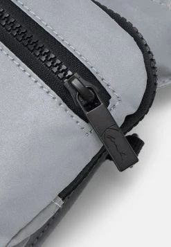 Karl Kani SIGNATURE REFLECTIVE CROSSBODY BAG - Umhängetasche - Silver, Unisex 6 Karl Kani SIGNATURE REFLECTIVE CROSSBODY BAG - Umhängetasche - Silver, Unisex -Outlet KARL KANI Store 3a04942241254c3fb710707b9a1a6bc1