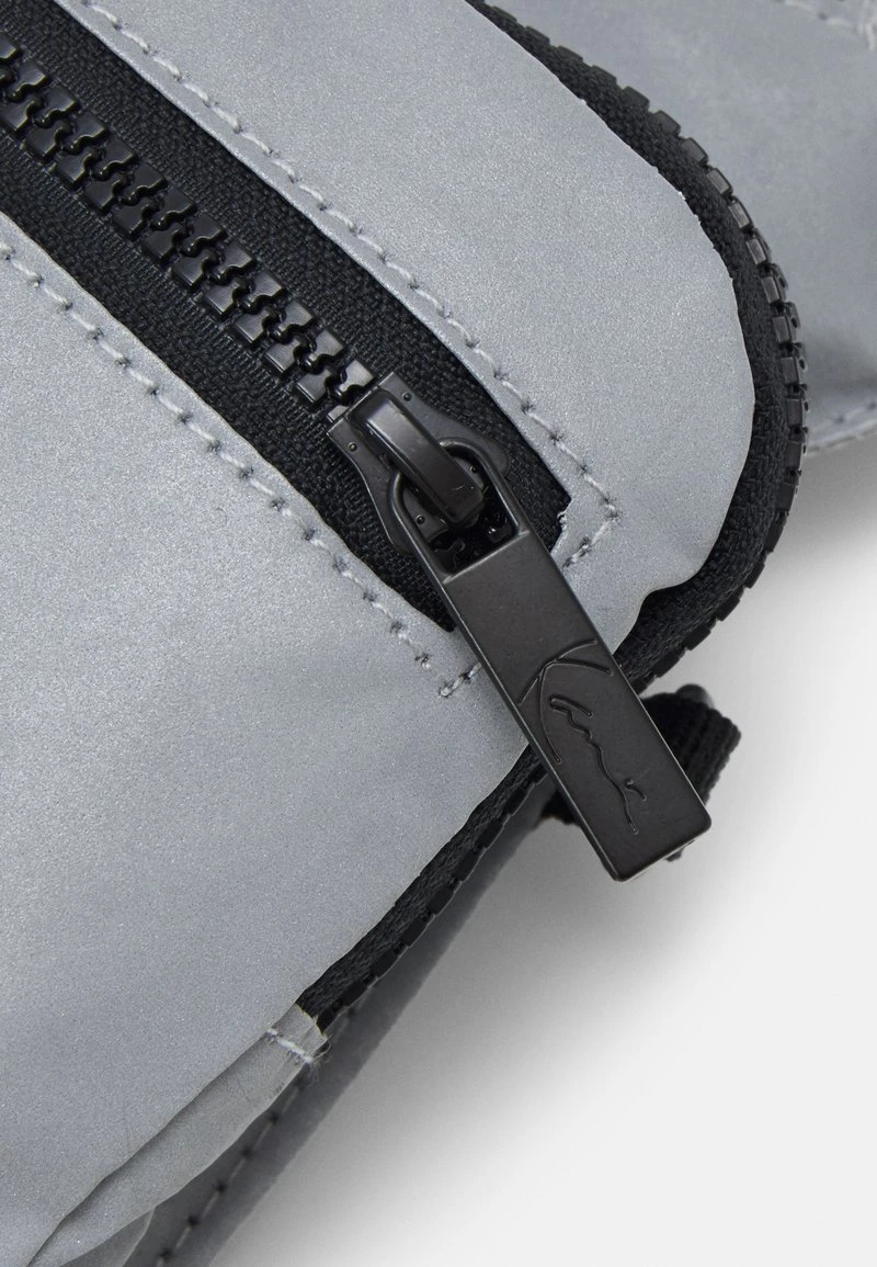 SIGNATURE REFLECTIVE CROSSBODY BAG - Umhängetasche - silver Karl Kani SIGNATURE REFLECTIVE CROSSBODY BAG - Umhängetasche - Silver, Unisex -Outlet KARL KANI Store 3a04942241254c3fb710707b9a1a6bc1