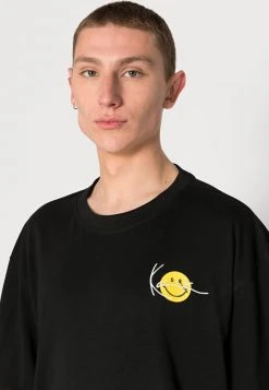 Karl Kani UNISEX CHEST SIGNATURE PRINT TEE - T-Shirt Print - Black -Outlet KARL KANI Store 3ac5ebfa5e3147a3a46783a9d5c00a9b