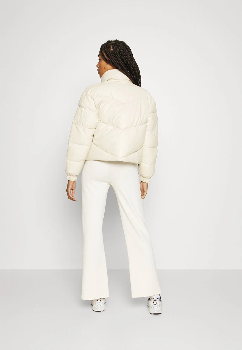 CHEST SIGNATURE PUFFER JACKET - Winterjacke - light sand Karl Kani CHEST SIGNATURE PUFFER JACKET - Winterjacke - Light Sand, Damen -Outlet KARL KANI Store 3c155915bc0a412ab839eef7fdd2419d