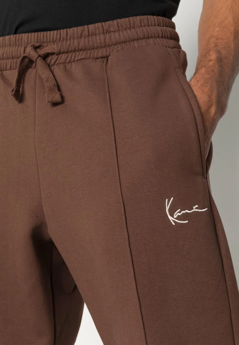 Karl Kani SMALL SIGNATURE - Jogginghose - Brown, Herren 7 Karl Kani SMALL SIGNATURE - Jogginghose - Brown, Herren – Bild 5