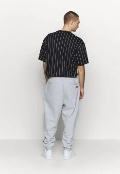 Karl Kani SIGNATURE RETRO - Jogginghose - Grey/black, Herren 4 Karl Kani SIGNATURE RETRO - Jogginghose - Grey/black, Herren -Outlet KARL KANI Store 3ce4ca843523431da8e5dd7e9e75cffd