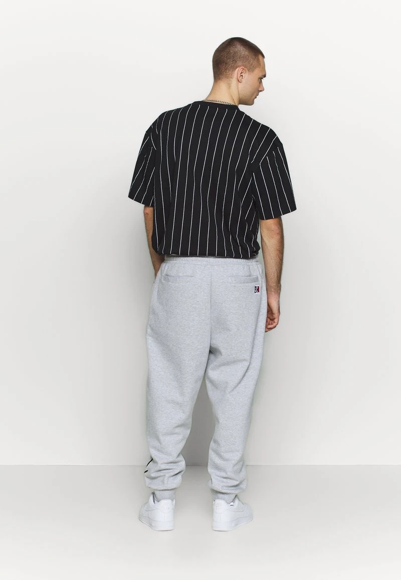 SIGNATURE RETRO - Jogginghose - grey/black Karl Kani SIGNATURE RETRO - Jogginghose - Grey/black, Herren -Outlet KARL KANI Store 3ce4ca843523431da8e5dd7e9e75cffd