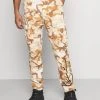 Karl Kani SIGNATURE CAMO CRINCLE PANTS - Cargohose - Beige/sand, Herren 1 Karl Kani SIGNATURE CAMO CRINCLE PANTS - Cargohose - Beige/sand, Herren -Outlet KARL KANI Store 4163e68ad69044668e1a517473155a22