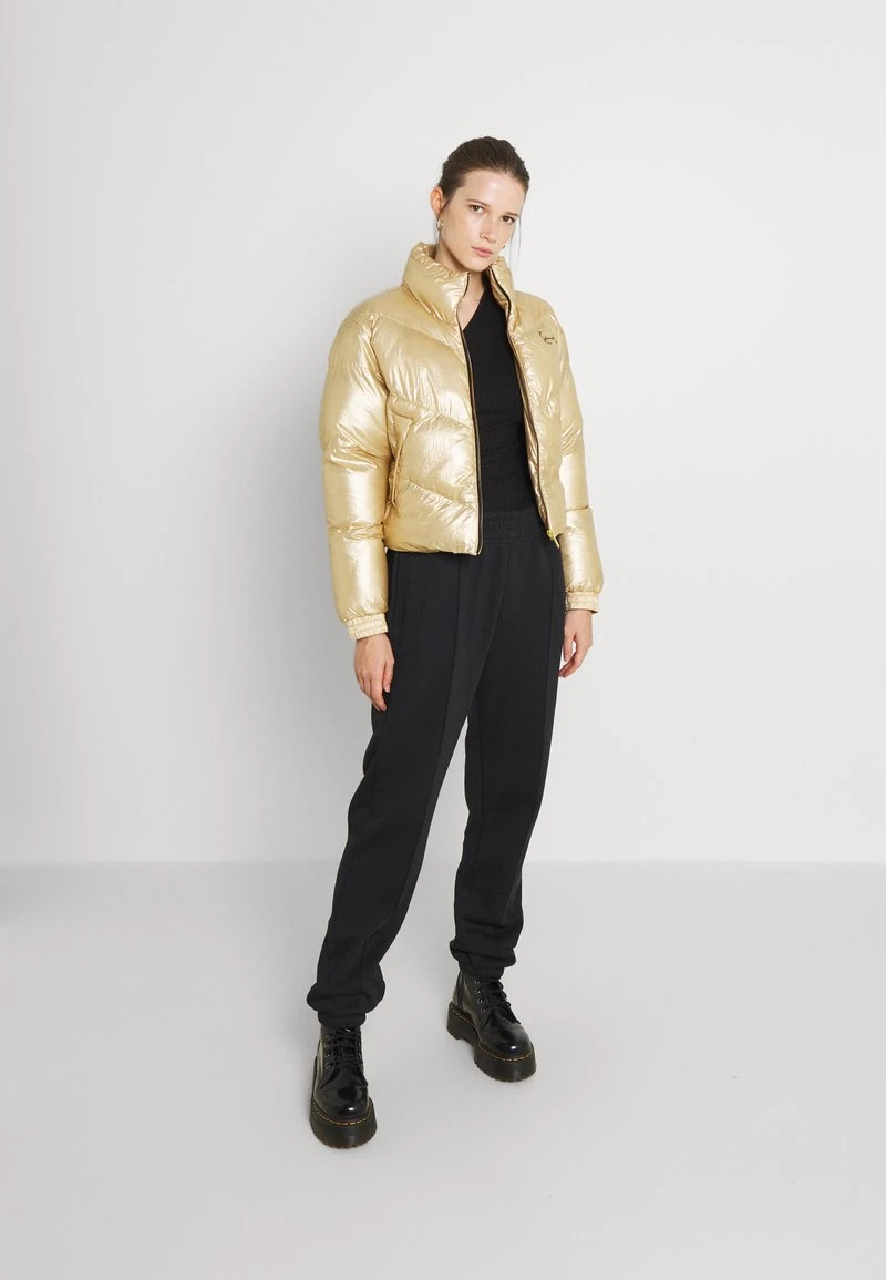 CHEST SIGNATURE PUFFER JACKET - Winterjacke - gold Karl Kani CHEST SIGNATURE PUFFER JACKET - Winterjacke - Gold, Damen -Outlet KARL KANI Store 417d2e1d923a451db1c8bd42699bf252