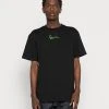 Karl Kani SMALL SIGNATURE TEE UNISEX - T-Shirt Print - Black 2 Karl Kani SMALL SIGNATURE TEE UNISEX - T-Shirt Print - Black -Outlet KARL KANI Store 419b8e6e294845f1882d488d31f31757