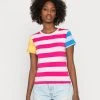 Karl Kani SMALL SIGNATURE TIGHT TEE - T-Shirt Print - Pink, Damen 1 Karl Kani SMALL SIGNATURE TIGHT TEE - T-Shirt Print - Pink, Damen -Outlet KARL KANI Store 4213d8f6ddc742ebb87ba7ba8cff227b
