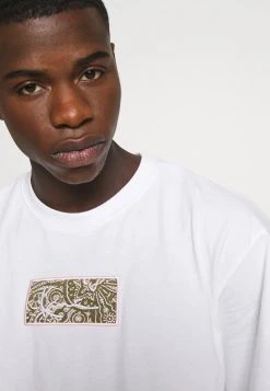 Karl Kani SMALL SIGNATURE BOX TEE UNISEX - T-Shirt Print - White 7 Karl Kani SMALL SIGNATURE BOX TEE UNISEX - T-Shirt Print - White -Outlet KARL KANI Store 42baeeaadcb54e02ae26d8879b4a3a3d