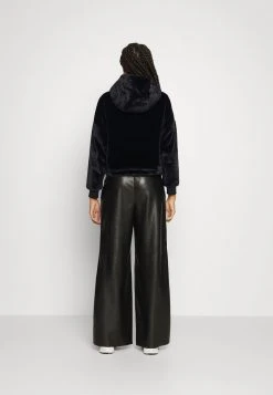 Karl Kani VARSITY HOODIE - Kapuzenpullover - Black, Damen 4 Karl Kani VARSITY HOODIE - Kapuzenpullover - Black, Damen -Outlet KARL KANI Store 434bf95e5fb047bea495dc8861d1e546