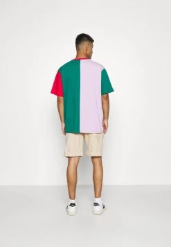 Karl Kani SIGNATURE BLOCK TEE UNISEX - T-Shirt Print - Green 4 Karl Kani SIGNATURE BLOCK TEE UNISEX - T-Shirt Print - Green -Outlet KARL KANI Store 43c83ae1015b4ce193d14948b583b23d