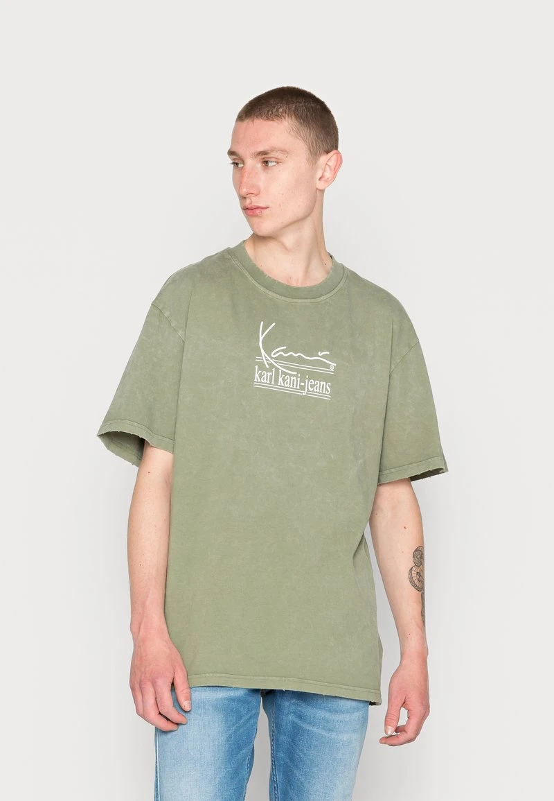 SIGNATURE TEE UNISEX - T-Shirt print - military green Karl Kani SIGNATURE TEE UNISEX - T-Shirt Print - Military Green -Outlet KARL KANI Store 43d88e2bf9964dde8f671aecfd731db2