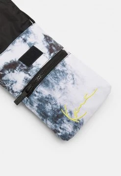 Karl Kani SIGNATURE TIE DYE POUCH BAG UNISEX - Umhängetasche - Black 9 Karl Kani SIGNATURE TIE DYE POUCH BAG UNISEX - Umhängetasche - Black -Outlet KARL KANI Store 44703578375c44c69cc14ee4f9d09c5f