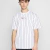 Karl Kani SMALL SIGNATURE PINSTRIPE TEE UNISEX - T-Shirt Print - White/black 2 Karl Kani SMALL SIGNATURE PINSTRIPE TEE UNISEX - T-Shirt Print - White/black -Outlet KARL KANI Store 4a06cd118e9c468eb3a670995fdec94d