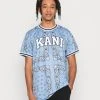 Karl Kani UNISEX SERIF TEE - T-Shirt Print - Blue 2 Karl Kani UNISEX SERIF TEE - T-Shirt Print - Blue -Outlet KARL KANI Store 4a07b93888bb432382b640cdb52b1ee6