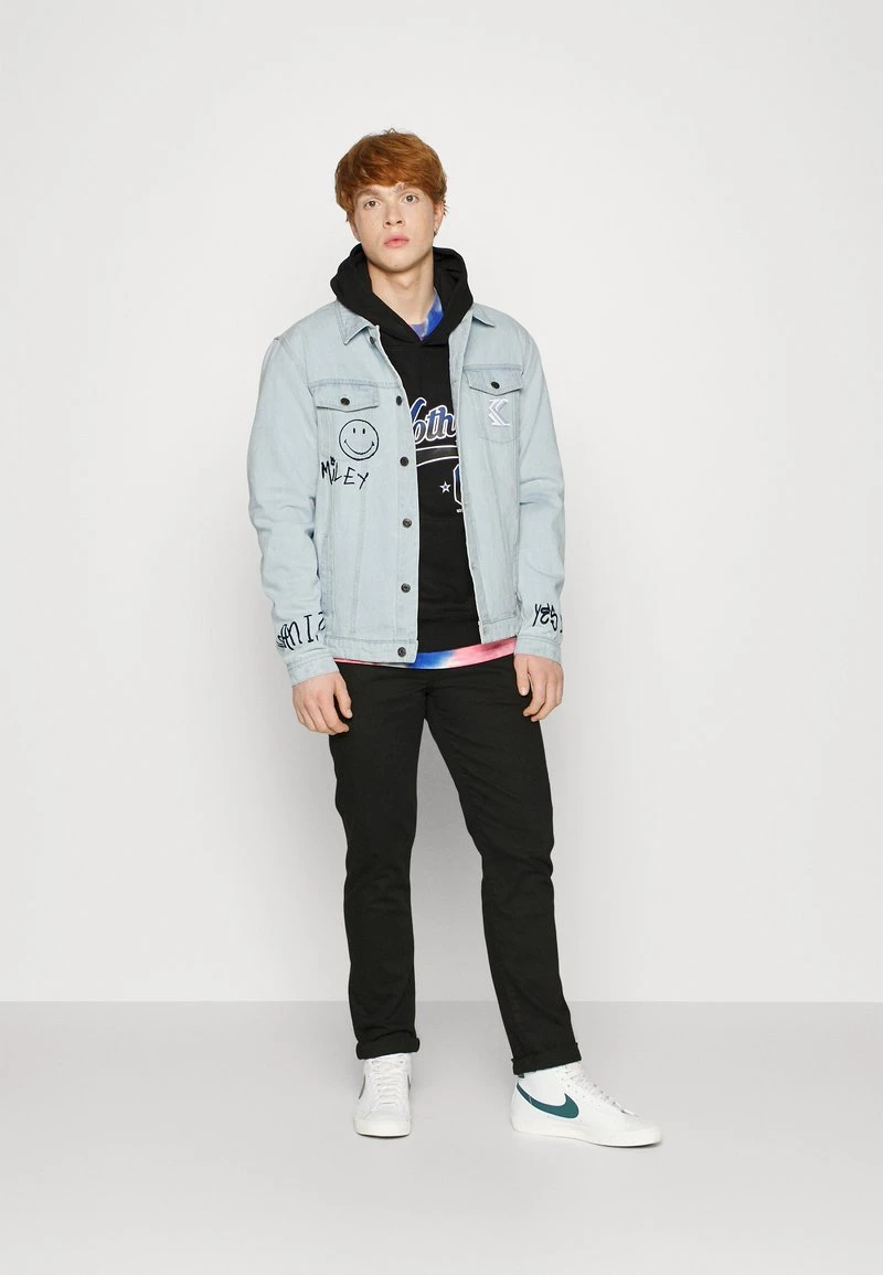 KARL KANI X SMILEY® RETRO SCRIBBLE JACKET UNISEX - Jeansjacke - Bleached Blue 4 KARL KANI X SMILEY® RETRO SCRIBBLE JACKET UNISEX - Jeansjacke - Bleached Blue – Bild 2