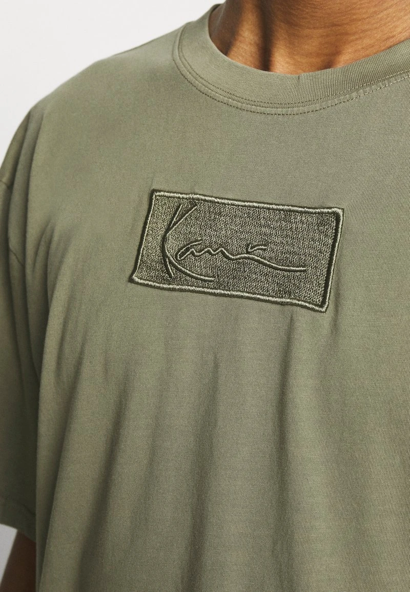 SMALL SIGNATURE BOX WASHED TEE UNISEX - T-Shirt basic - green Karl Kani SMALL SIGNATURE BOX WASHED TEE UNISEX - T-Shirt Basic - Green -Outlet KARL KANI Store 4aa734e9f6b641b58c4bb41d0eaab4a8