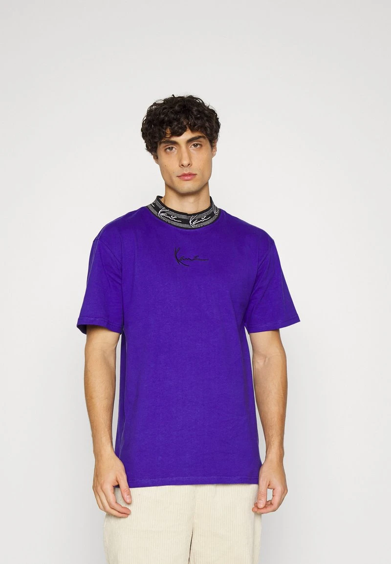 Karl Kani SMALL SIGNATURE TAPE TEE UNISEX - T-Shirt Print - Lilac 3 Karl Kani SMALL SIGNATURE TAPE TEE UNISEX - T-Shirt Print - Lilac