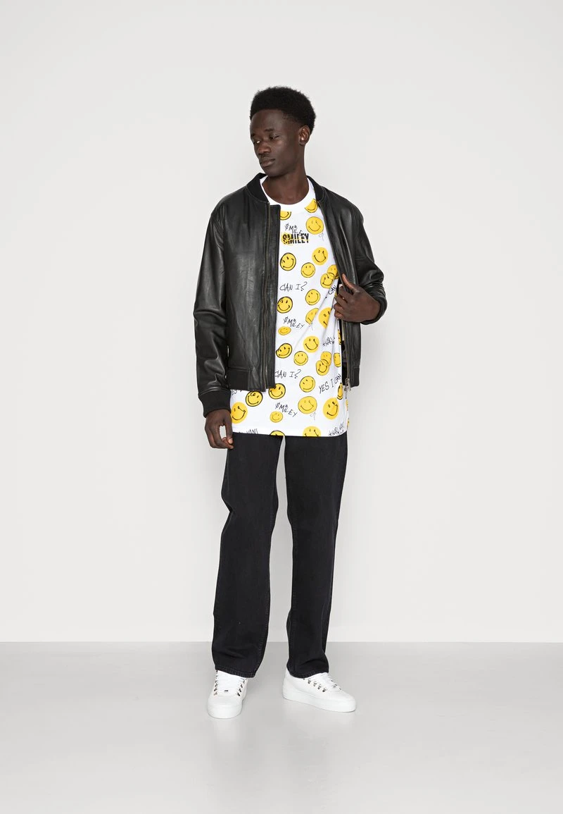 KARL KANI X SMILEY® SMALL SIGNATURE TEE UNISEX - T-Shirt print - white KARL KANI X SMILEY® SMALL SIGNATURE TEE UNISEX - T-Shirt Print - White -Outlet KARL KANI Store 5096023449da4806930611d1d91ec58c