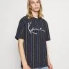 Karl Kani UNISEX SIGNATURE LOGO PINSTRIPE TEE - T-Shirt Print - Navy 1 Karl Kani UNISEX SIGNATURE LOGO PINSTRIPE TEE - T-Shirt Print - Navy -Outlet KARL KANI Store 50a6e64e151c402391d9364bb6f8b89a