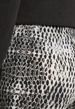 Karl Kani SMALL SIGNATURE SNAKE CYCLING - Shorts - White, Damen 11 Karl Kani SMALL SIGNATURE SNAKE CYCLING - Shorts - White, Damen -Outlet KARL KANI Store 50c3dcfdfd924486a105c55f99917525