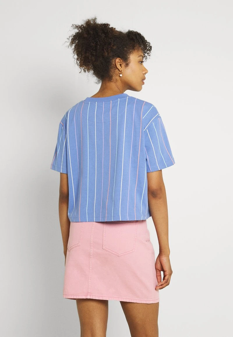 Karl Kani SMALL SIGNATURE SHORT PINSTRIPE TEE - T-Shirt Print - Blue, Damen 5 Karl Kani SMALL SIGNATURE SHORT PINSTRIPE TEE - T-Shirt Print - Blue, Damen – Bild 3