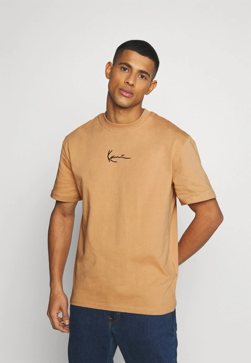 SMALL SIGNATURE TEE UNISEX - T-Shirt print - beige Karl Kani SMALL SIGNATURE TEE UNISEX - T-Shirt Print - Beige -Outlet KARL KANI Store 5409b2367a7b45b7b6797ae6a18249d8
