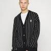 Karl Kani PINSTRIPE CARDIGAN - Strickjacke - Cream, Unisex 2 Karl Kani PINSTRIPE CARDIGAN - Strickjacke - Cream, Unisex -Outlet KARL KANI Store 56aa034b8a64458d9d46cf9c366da1bb