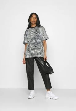 Karl Kani SMALL SIGNATURE SNAKE OVERSIZE TEE - T-Shirt Print - White, Damen 12 Karl Kani SMALL SIGNATURE SNAKE OVERSIZE TEE - T-Shirt Print - White, Damen -Outlet KARL KANI Store 56c17fe4a4414a86a5ad08f5595d6997