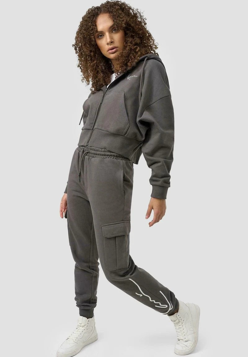 Karl Kani SIGNATURE CARGO - Jogginghose - Dark Grey, Damen 4 Karl Kani SIGNATURE CARGO - Jogginghose - Dark Grey, Damen – Bild 2
