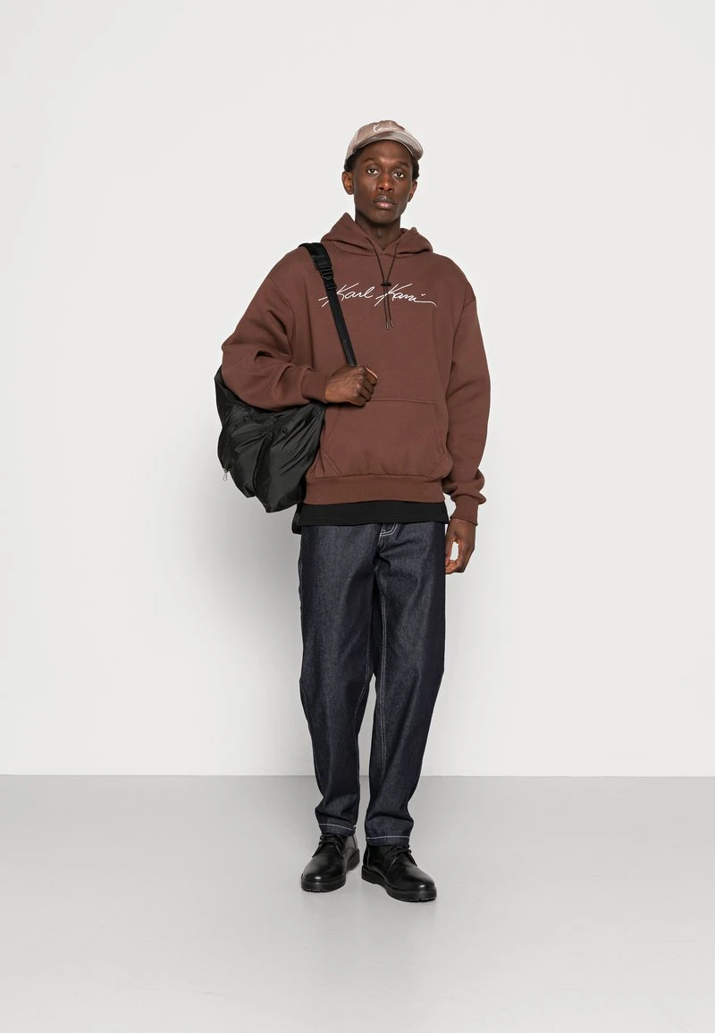 AUTOGRAPH HOODIE UNISEX - Kapuzenpullover - brown Karl Kani AUTOGRAPH HOODIE UNISEX - Kapuzenpullover - Brown -Outlet KARL KANI Store 577ac72cf4bb4724b8c697cd5c6e2233