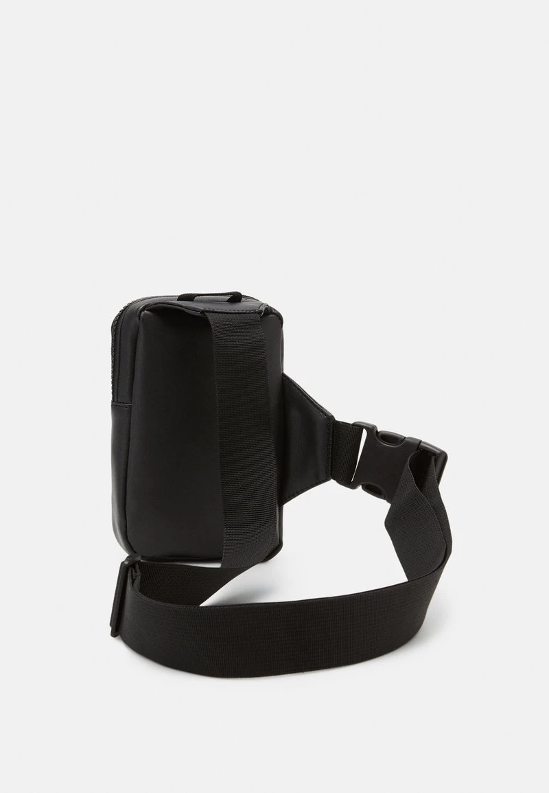 SIGNATURE CROSSBODY BAG UNISEX - Umhängetasche - black Karl Kani SIGNATURE CROSSBODY BAG UNISEX - Umhängetasche - Black -Outlet KARL KANI Store 5a0cfb920b6e41279048341b1589e7c2