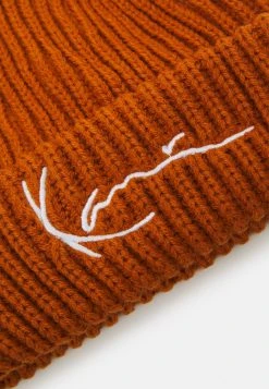 Karl Kani SIGNATURE FISHERMAN BEANIE UNISEX - Mütze - Cognac 4 Karl Kani SIGNATURE FISHERMAN BEANIE UNISEX - Mütze - Cognac -Outlet KARL KANI Store 5b08ea2dcc874284aa9f23af4a3e5b9b