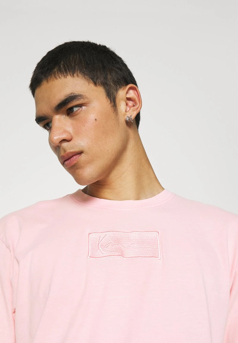 Karl Kani SMALL SIGNATURE BOX WASHED TEE UNISEX - T-Shirt Print - Rose 6 Karl Kani SMALL SIGNATURE BOX WASHED TEE UNISEX - T-Shirt Print - Rose – Bild 4