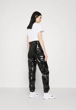 Karl Kani SIGNATURE GLOSSY PANTS - Stoffhose - Black, Damen -Outlet KARL KANI Store 5c4fe2ee4b944fd8bd4b906c359be5be