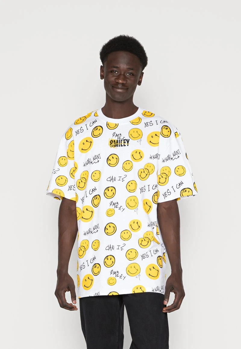 KARL KANI X SMILEY® SMALL SIGNATURE TEE UNISEX - T-Shirt print - white KARL KANI X SMILEY® SMALL SIGNATURE TEE UNISEX - T-Shirt Print - White -Outlet KARL KANI Store 5c6a541d4c7a4ac9907cfffc4ee0b8f8