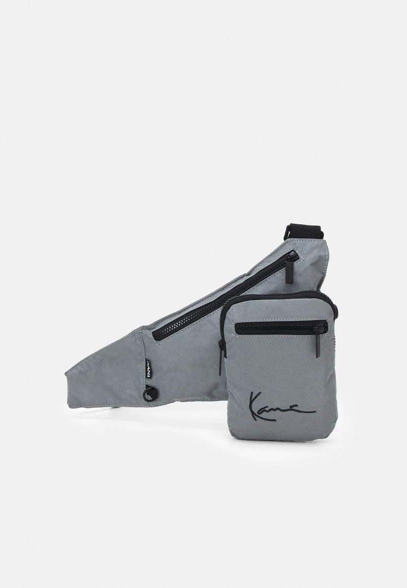 SIGNATURE REFLECTIVE CROSSBODY BAG - Umhängetasche - silver Karl Kani SIGNATURE REFLECTIVE CROSSBODY BAG - Umhängetasche - Silver, Unisex -Outlet KARL KANI Store 5cd2c1f5280747dfb8fbe1f95b3b25d8