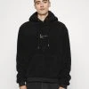 Karl Kani SMALL SIGNATURE TEDDY HOODIE UNISEX - Kapuzenpullover - Black 1 Karl Kani SMALL SIGNATURE TEDDY HOODIE UNISEX - Kapuzenpullover - Black -Outlet KARL KANI Store 5f57f6a3d2c34f0d94043a1dd88a99c0