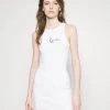 Karl Kani SMALL SIGNATURE GATHERED DRESS - Etuikleid - White, Damen 1 Karl Kani SMALL SIGNATURE GATHERED DRESS - Etuikleid - White, Damen -Outlet KARL KANI Store 5fdad08ee19c4a16889066cffc75f907